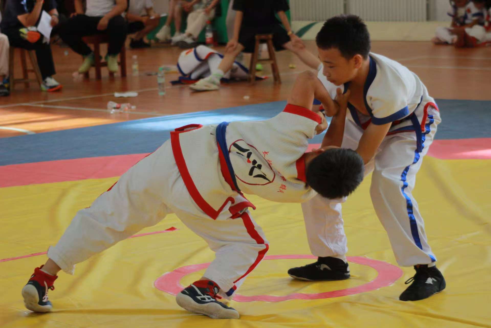 "燕潮酩杯"2025年京津冀中国式摔跤校际联赛邀请赛暨三河市首届校际邀请赛