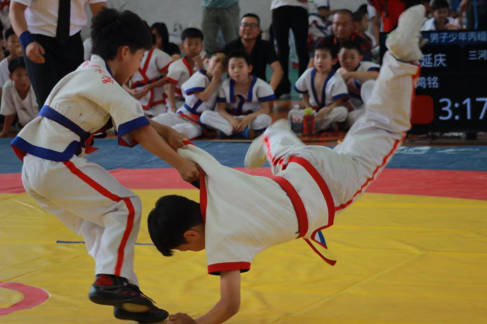 "燕潮酩杯"2025年京津冀中国式摔跤校际联赛邀请赛暨三河市首届校际邀请赛